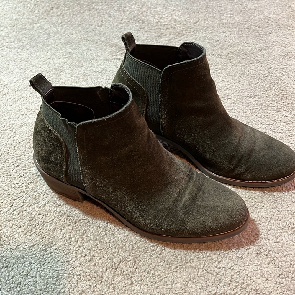 Women’s Me too Booties in hunter green suede